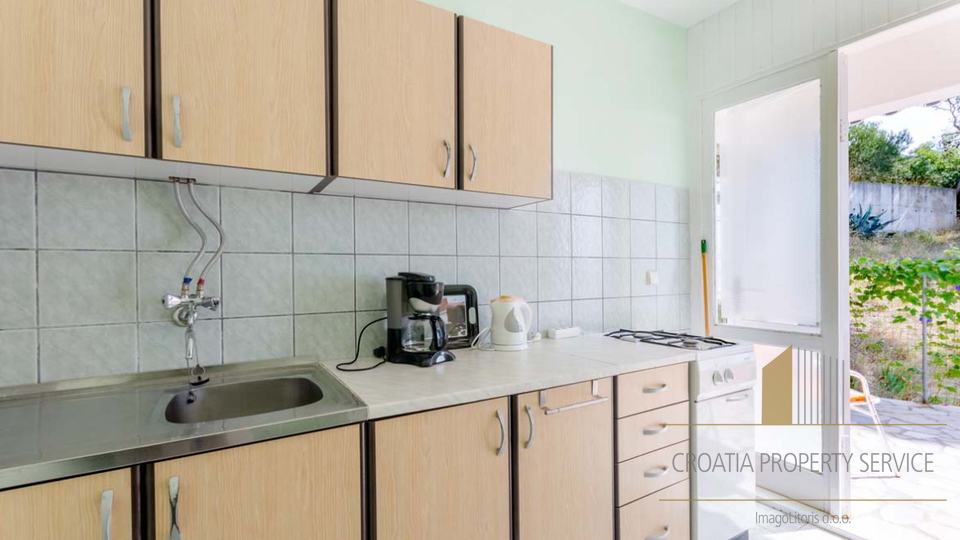 Prekrasna  apartmanska kuća s pogledom na more na  Omiškoj Rivijeri!