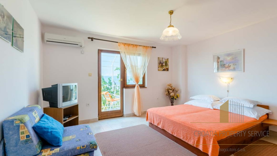 Prekrasna  apartmanska kuća s pogledom na more na  Omiškoj Rivijeri!