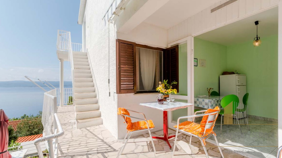 Prekrasna  apartmanska kuća s pogledom na more na  Omiškoj Rivijeri!