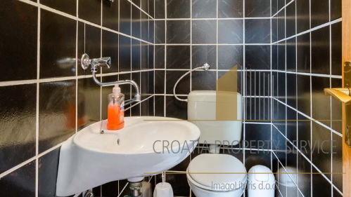 Средиземноморский апартаментный дом с панорамным видом – Марушичи, Омишская Ривьера!