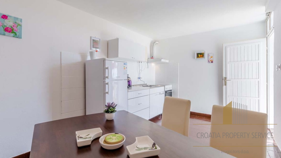 Prekrasna  apartmanska kuća s pogledom na more na  Omiškoj Rivijeri!