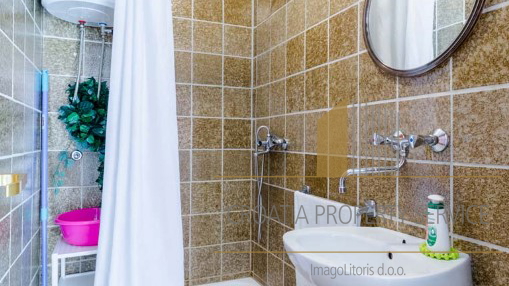 Средиземноморский апартаментный дом с панорамным видом – Марушичи, Омишская Ривьера!