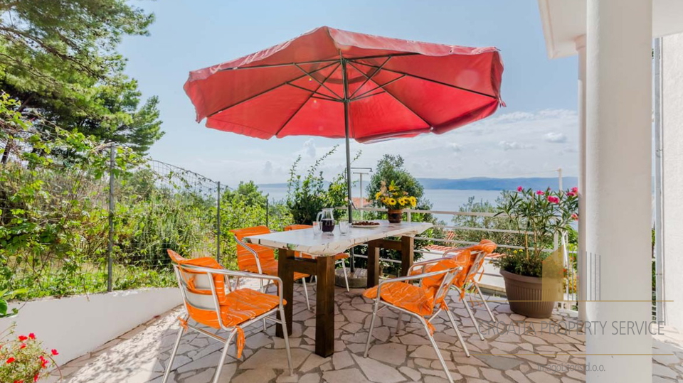 Prekrasna  apartmanska kuća s pogledom na more na  Omiškoj Rivijeri!