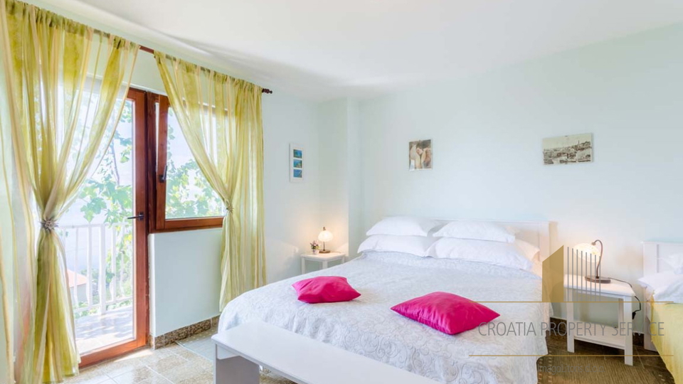 Средиземноморский апартаментный дом с панорамным видом – Марушичи, Омишская Ривьера!