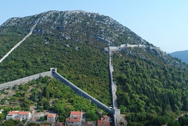 Redka priložnost: Izjemno zemljišče znotraj sten Stona na Pelješcu!