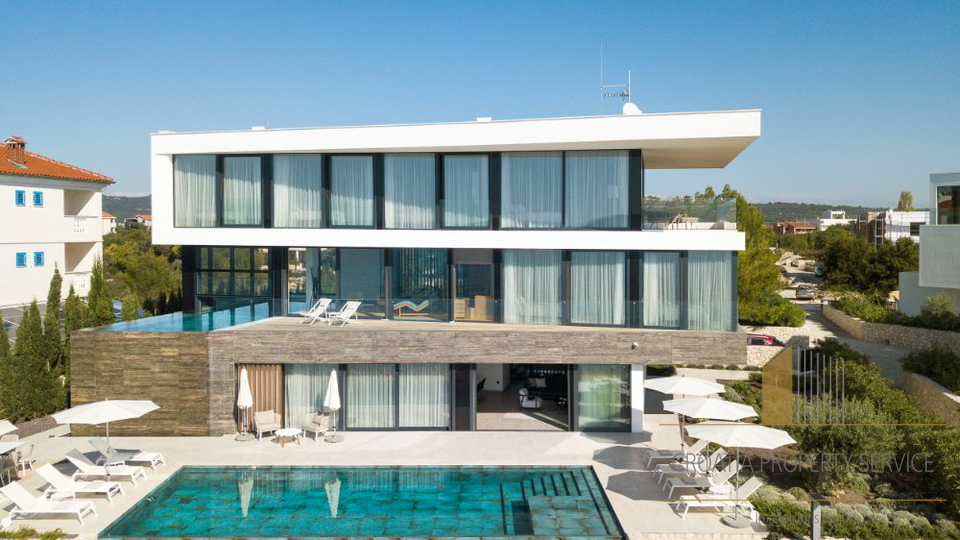 Elegantna luksuzna vila ob plaži v bližini Zadra!