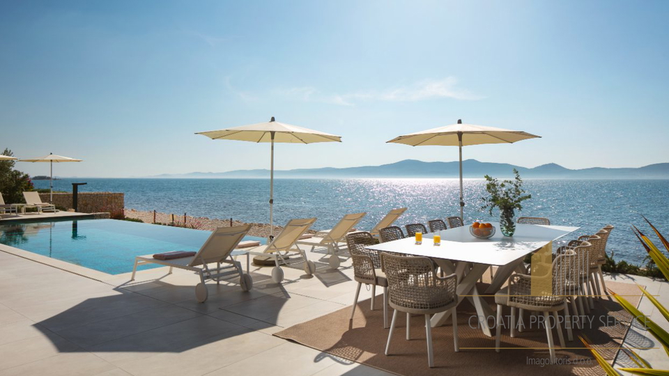 Elegantna luksuzna vila ob plaži v bližini Zadra!