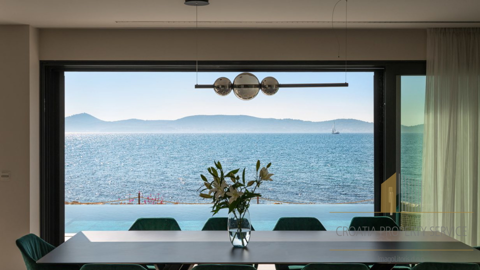Elegantna luksuzna vila ob plaži v bližini Zadra!