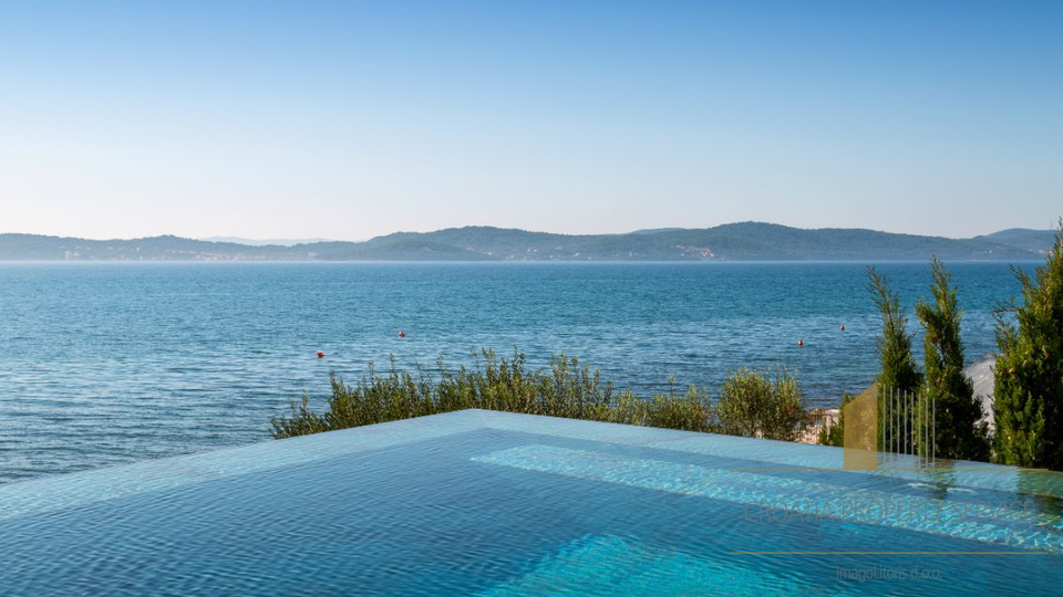Elegantna luksuzna vila ob plaži v bližini Zadra!