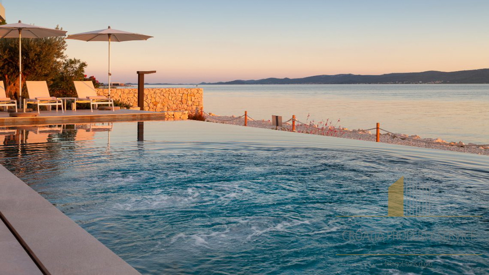 Elegantna luksuzna vila ob plaži v bližini Zadra!
