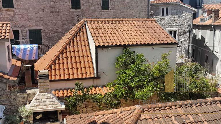 Villa in pietra con appartamenti e ristorante a 15 m dal mare - Supetar, Brač!
