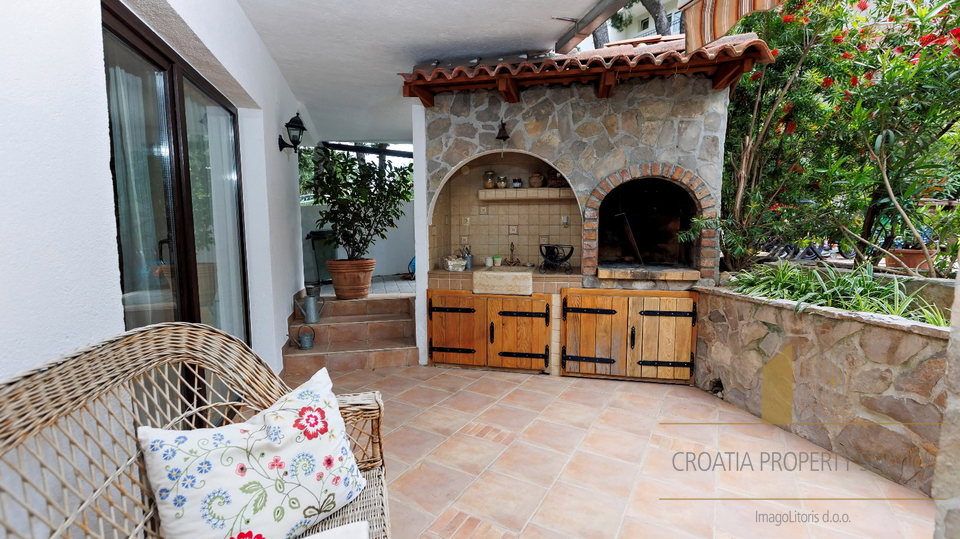Appartamento spazioso con ampio cortile in ottima posizione a Spalato!