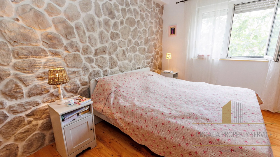 Appartamento spazioso con ampio cortile in ottima posizione a Spalato!