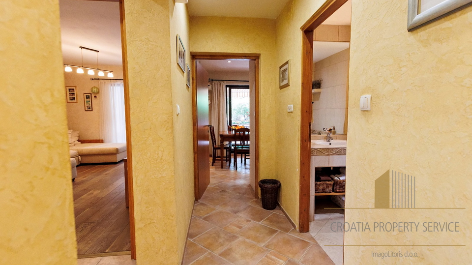 Appartamento spazioso con ampio cortile in ottima posizione a Spalato!