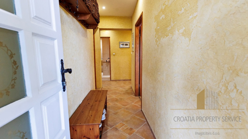 Appartamento spazioso con ampio cortile in ottima posizione a Spalato!