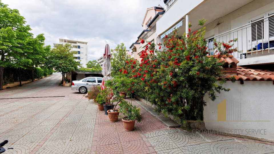 Appartamento spazioso con ampio cortile in ottima posizione a Spalato!
