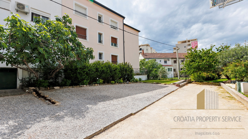 Appartamento spazioso con ampio cortile in ottima posizione a Spalato!