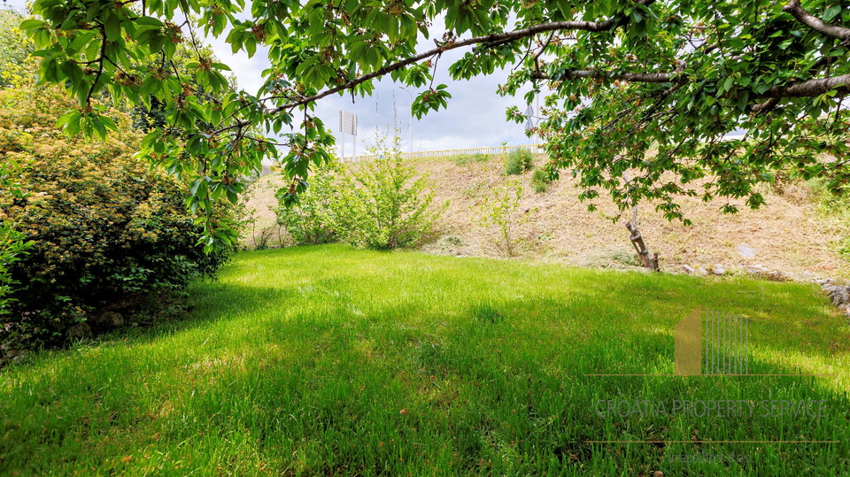 Appartamento spazioso con ampio cortile in ottima posizione a Spalato!