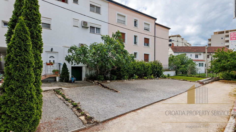 Appartamento spazioso con ampio cortile in ottima posizione a Spalato!
