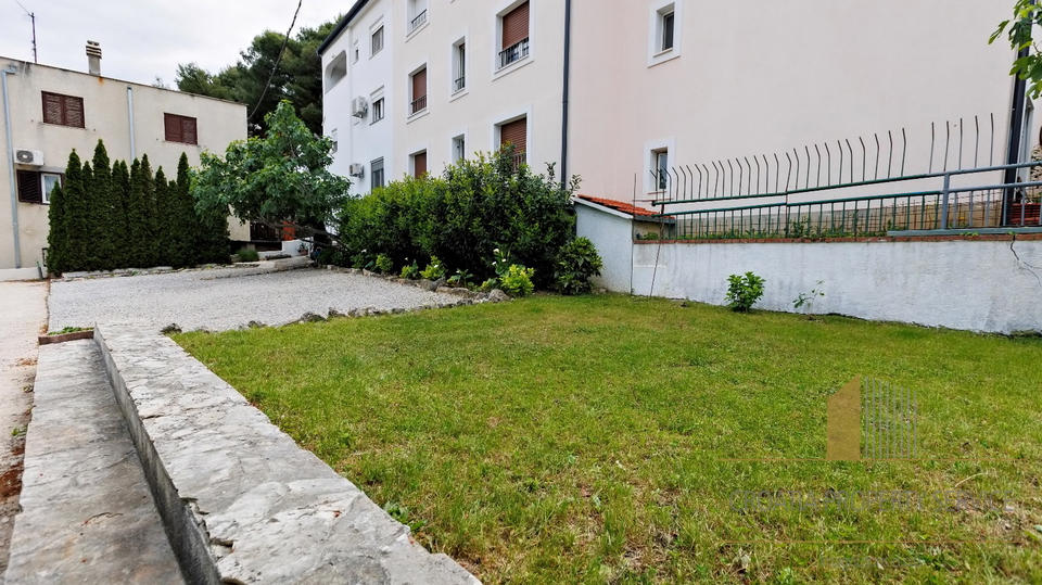 Appartamento spazioso con ampio cortile in ottima posizione a Spalato!
