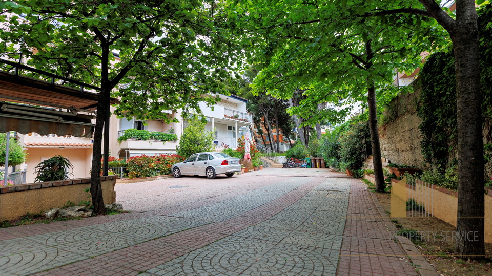 Appartamento spazioso con ampio cortile in ottima posizione a Spalato!