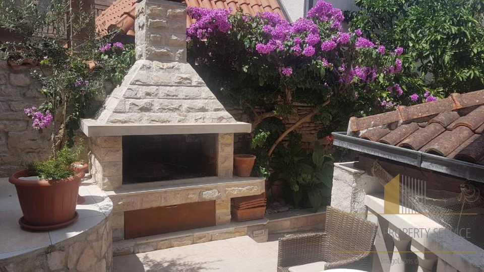 Villa in pietra con appartamenti e ristorante a 15 m dal mare - Supetar, Brač!