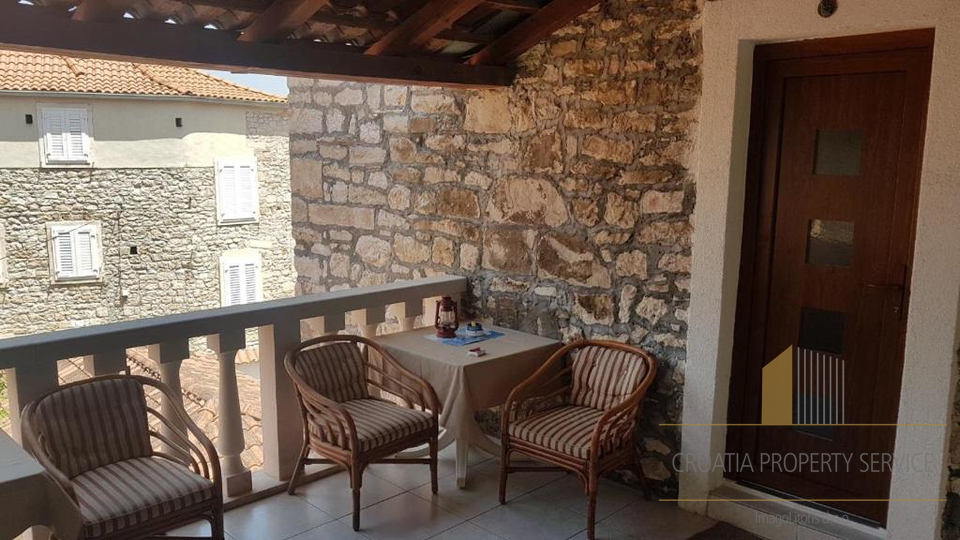 Villa in pietra con appartamenti e ristorante a 15 m dal mare - Supetar, Brač!