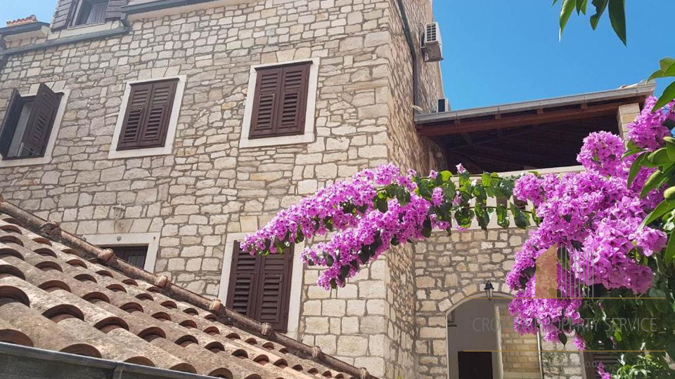 Villa in pietra con appartamenti e ristorante a 15 m dal mare - Supetar, Brač!