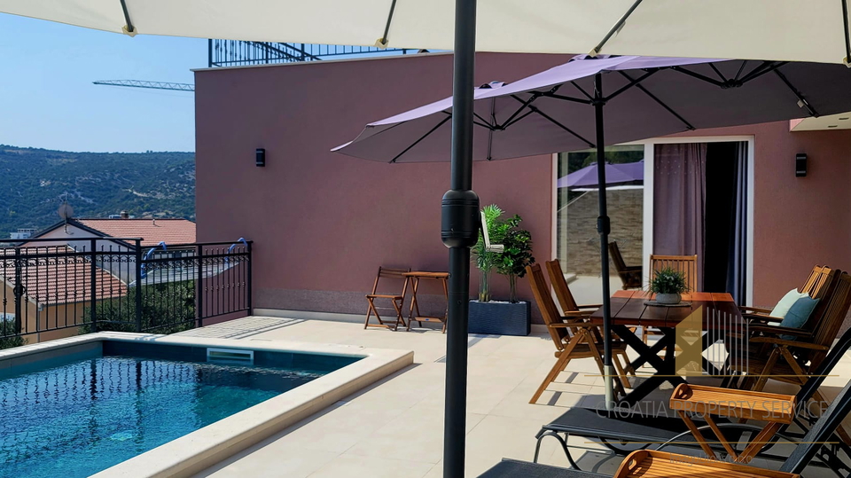 Luxury villa with a beautiful sea view in the vicinity of Trogir!