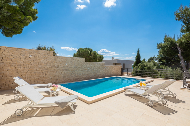 Exklusive Villa mit Pool auf Brač – nur einen Schritt vom kristallklaren Meer entfernt!