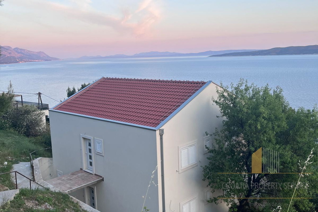 Ein Haus mit großem Potenzial und wunderschönem Blick auf das Meer an der Riviera von Omiš!