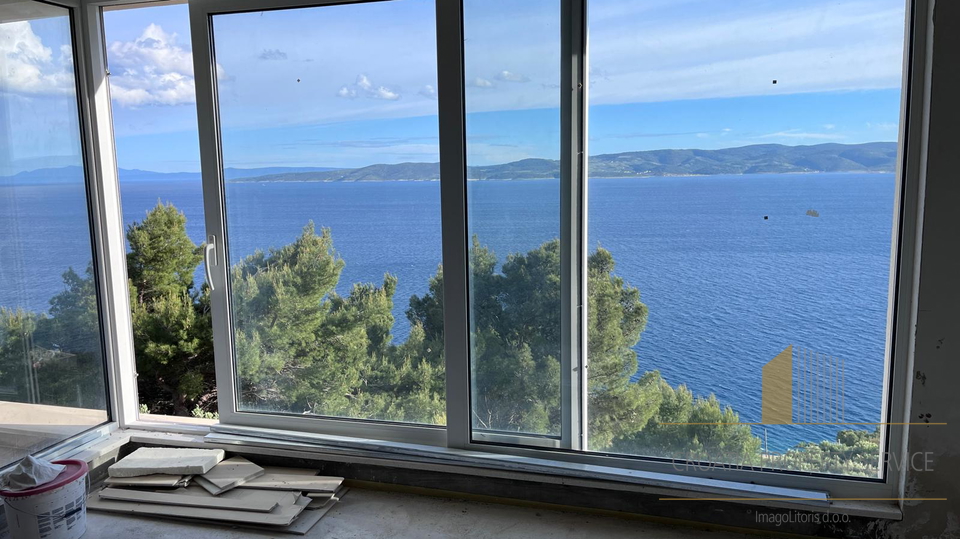 Ein Haus mit großem Potenzial und wunderschönem Blick auf das Meer an der Riviera von Omiš!