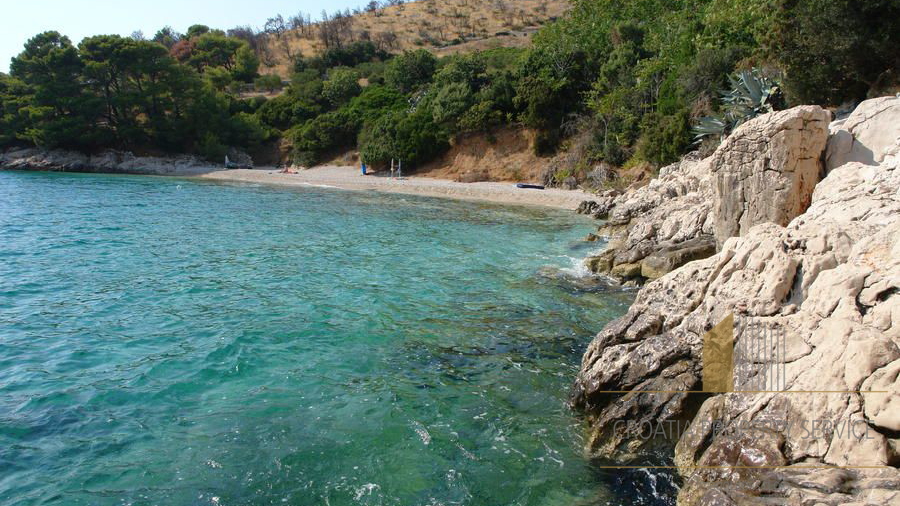 Izjemno kmetijsko zemljišče v prvi vrsti do morja na otoku Braču!