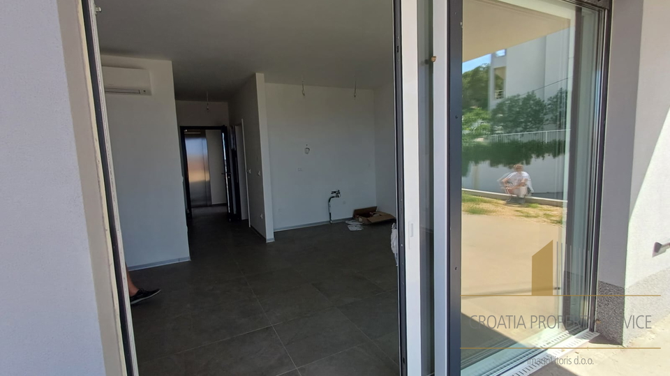 One-bedroom apartment with a garden in a new building with a sea view on the island of Čiovo!