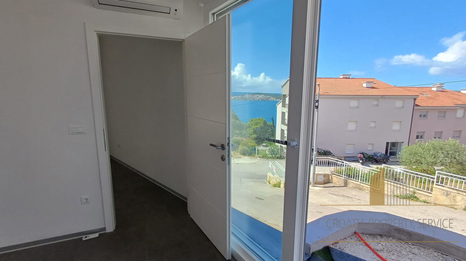 One-bedroom apartment with a garden in a new building with a sea view on the island of Čiovo!