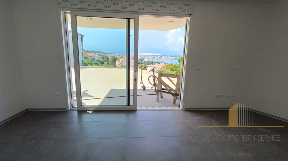 One-bedroom apartment with a garden in a new building with a sea view on the island of Čiovo!