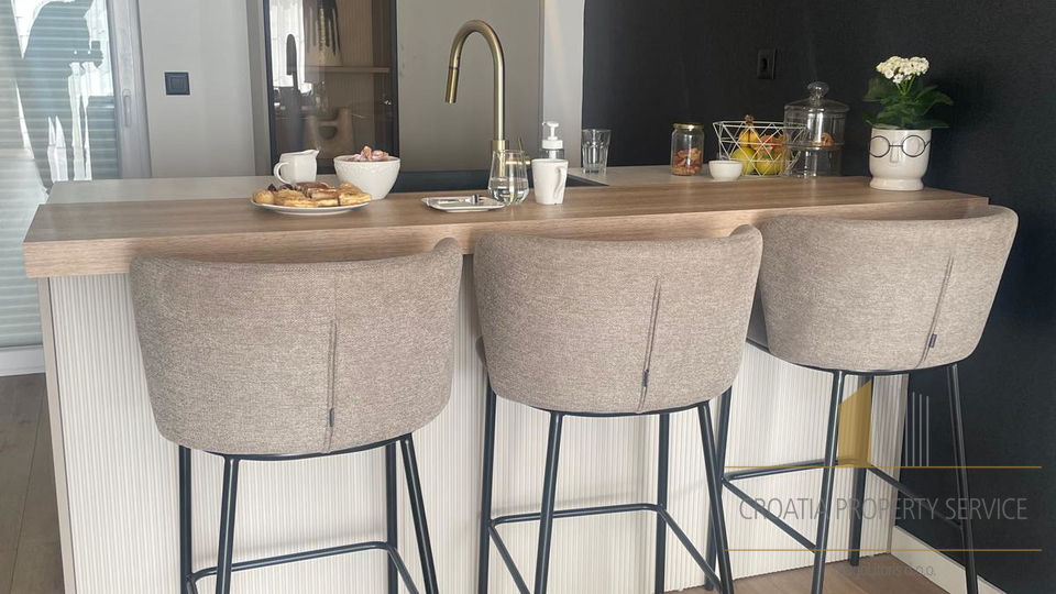Luxuriöse moderne Villa in ruhiger Lage, nahe dem Meer und dem Flughafen – Kaštel Novi!