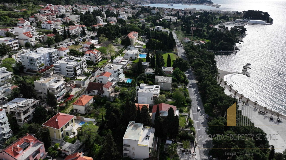 Luksuzni stan s vrtom u elitnoj četvrti, 100 m od plaže – Split!