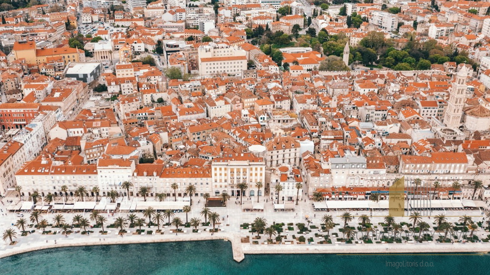 Luksuzni stan s vrtom u elitnoj četvrti, 100 m od plaže – Split!