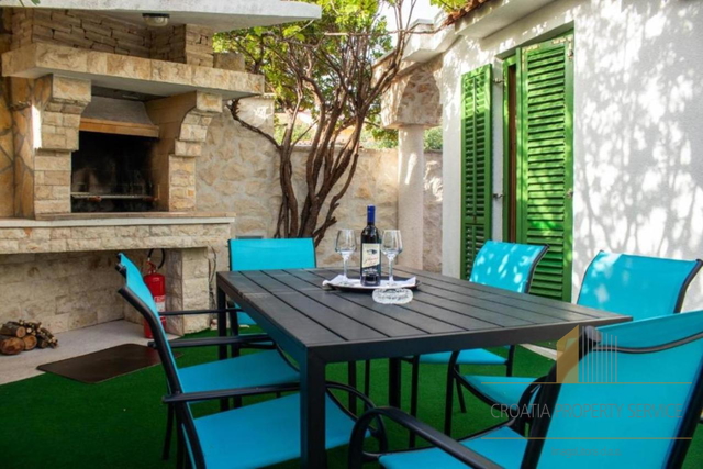 Beautiful apartment house 60 m from the beach in the vicinity of Zadar!