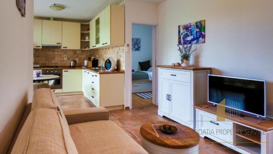 Красивый дом с апартаментами в 60 м от пляжа в окрестностях Задара!