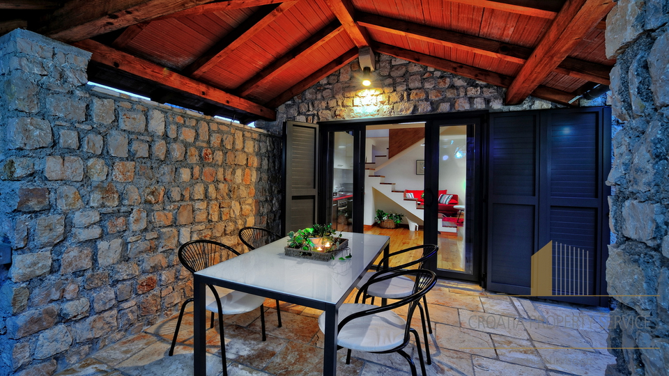 Čudovita kamnita vila 40 m od plaže na otoku Zlarin!