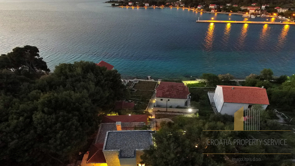 Čudovita kamnita vila 40 m od plaže na otoku Zlarin!