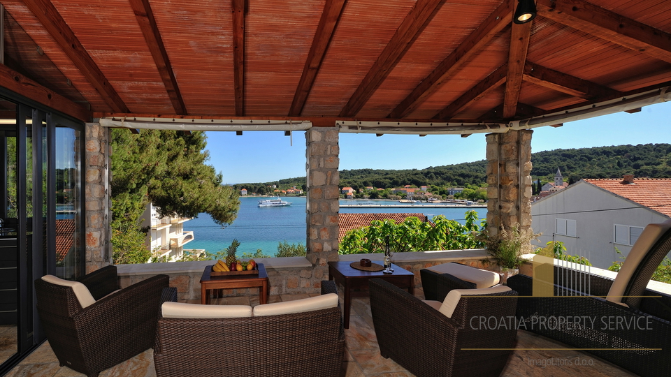 Čudovita kamnita vila 40 m od plaže na otoku Zlarin!