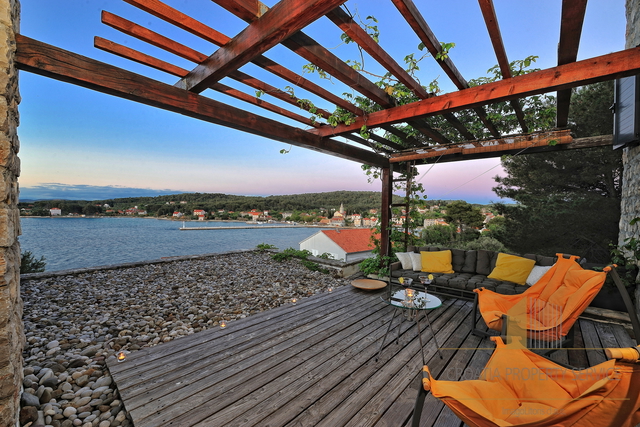 Čudovita kamnita vila 40 m od plaže na otoku Zlarin!
