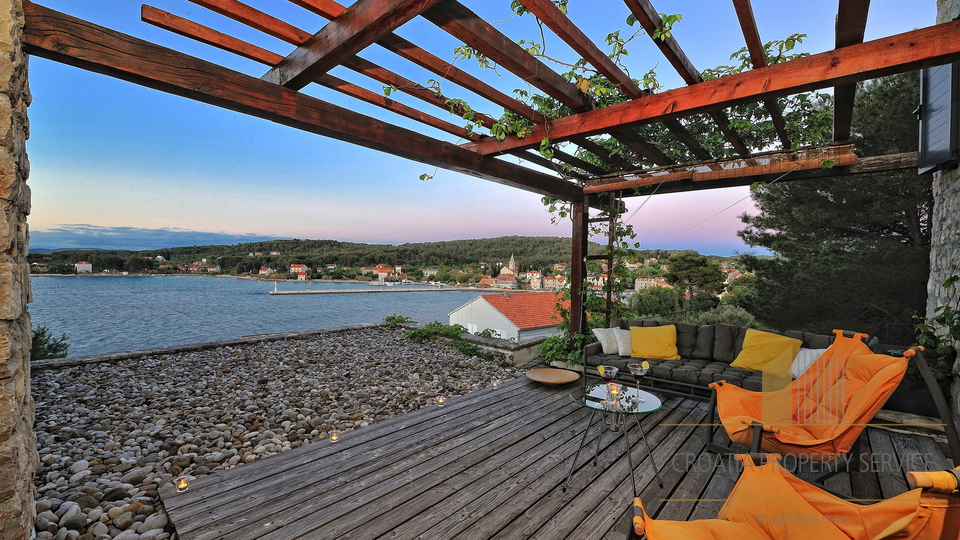 Čudovita kamnita vila 40 m od plaže na otoku Zlarin!
