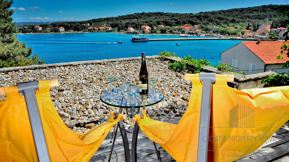 Čudovita kamnita vila 40 m od plaže na otoku Zlarin!