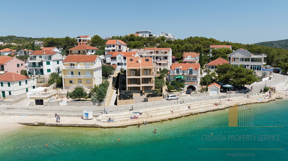 Luxury apartment with a garden, front row to the sea, on the island of Murter!