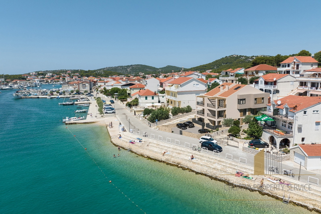 Luxury apartment with a garden, front row to the sea, on the island of Murter!