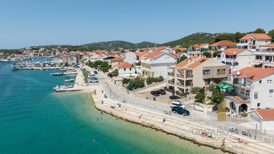 Luxury apartment with a garden, front row to the sea, on the island of Murter!